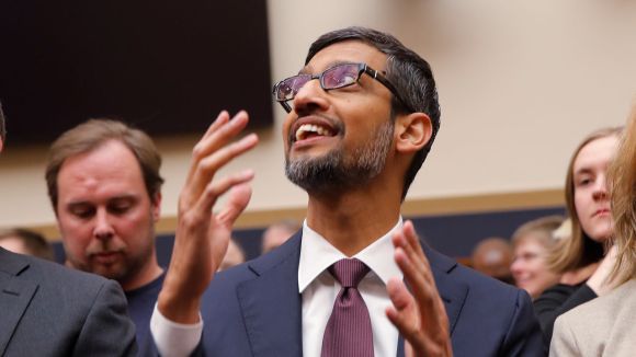 A Google vez�rigazgat�j�nak igaz�b�l nem volt, amit�l tartania: sz�nd�k is alig volt a megszorongat�s�ra. Fot�: Firstpost.