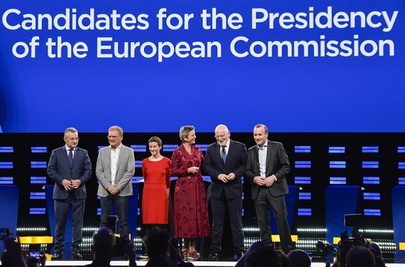 A p�rtcsal�dok cs�csjel�ltjei a v�laszt�sok el�tti vit�n: Jan Zahradil (ECR), Nico Cue (Eur�pai Baloldal), Ska Keller (z�ldek), Margrethe Vestager (liber�lisok), Frans Timmermans (S&D), Manfred Weber (EPP).Fot�: euobserver.com