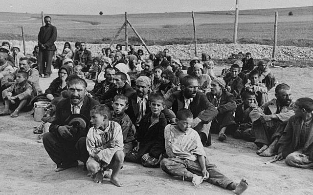Roma foglyok egy koncentr�ci�s t�borban, 1944 (Credit USHMM/ HMDT via Jewish News)