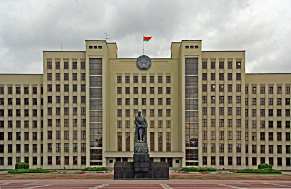 A k�pvisel�k h�za Minszkben, jellegzetesen szovjet �p�let, el�tte Lenin, f�l�tte Feh�roroszorsz�g szovjetuni�s c�mere. Fort�: wikicommons. 
