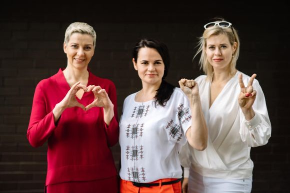 Az ellenz�k: Maria Kolesznyikova, Szvetlana Tyihanovszkaja �s Veronika Tsepkalo.
