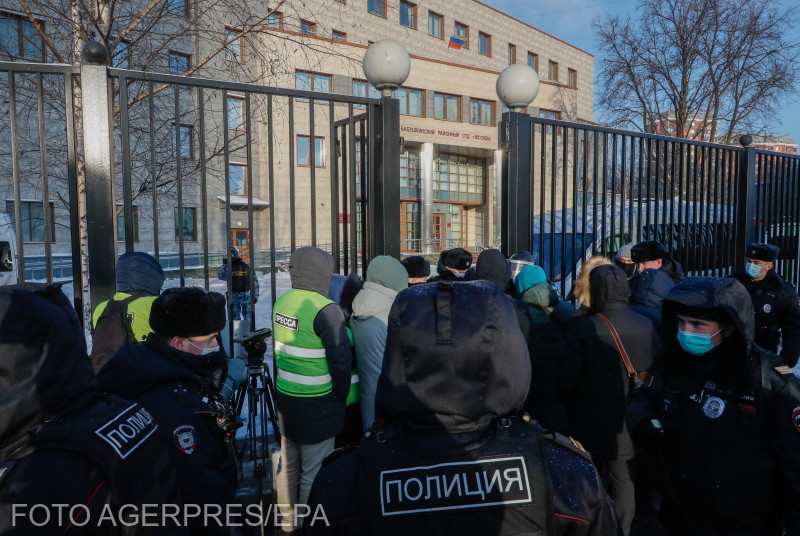 �js�g�r�k �s rend�r�k v�rakoznak az �jabb, Navalnij elleni per helysz�n�n. Fot�: EPA via Agerpres